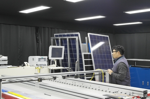 (군산=연합뉴스) 전북 부안의 한국산업기술시험원 전력신산업기술센터에서 직원이 성능 평가를 위해 태양광 모듈을 장비에 거치하고 있다. [산업기술시험원 제공]