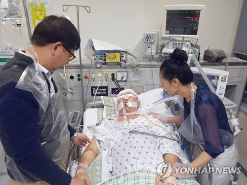 만취 음주운전 차량 치여 뇌사 윤창호 씨 (부산=연합뉴스) 조정호 기자 = 부산 해운대에서 만취한 운전자가 몰던 차량에 치인 윤창호 씨가 10일 넘게 병원 중환자실에서 누워 있는 모습. 지난 5일 윤 씨 부모가 뇌사상태인 아들의 손을 잡으며 안타깝게 바라보고 있다. 2018.10.8 ccho@yna.co.kr (끝)