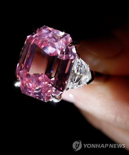경매업체 크리스티가 출품할 '핑크 레거시' 19캐럿 다이아몬드. 낙찰 예상가는 3천만∼5천만 달러다. [로이터=연합뉴스]