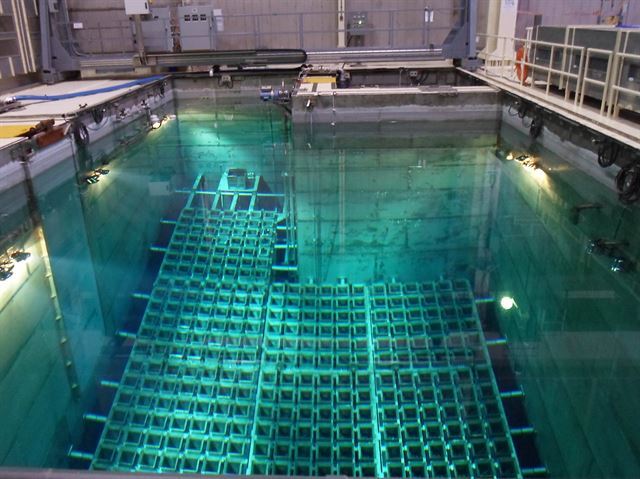 부산 기장군 고리 원자력발전소 1호기의 사용후핵연료가 임시저장시설(수조) 안에 보관돼 있는 모습. 한국수력원자력 제공