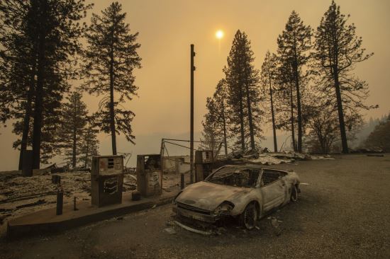 산불 진화작업이 25% 진행된 11일(현지시간), 미국 캘리포니아주 로스앤젤레스 인근 지역에서 산불이 휩쓸고 간 흔적이 드러나고 있다. AP뉴시스