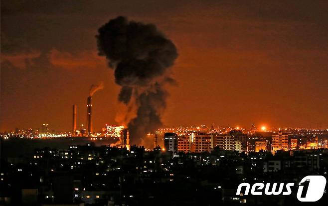 12일(현지시간) 이스라엘군의 공습을 받은 가자지구에서 검은 포연이 올라오고 있다. © AFP=뉴스1