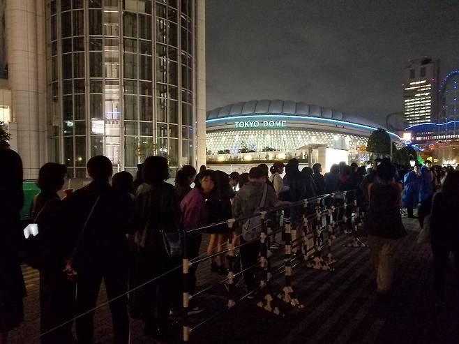 13일 도쿄 분쿄구 도쿄돔에서 팬들이 방탄소년단 콘서트장에 들어가기 위해 줄을 서 있다.