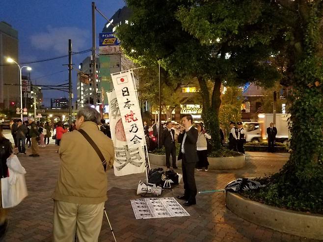 13일 도쿄 분쿄구 도쿄돔에서 한 남성이 방탄소년단 공연 반대 시위를 하고 있다. 양이라고 쓴 깃발을 세워놓았다.