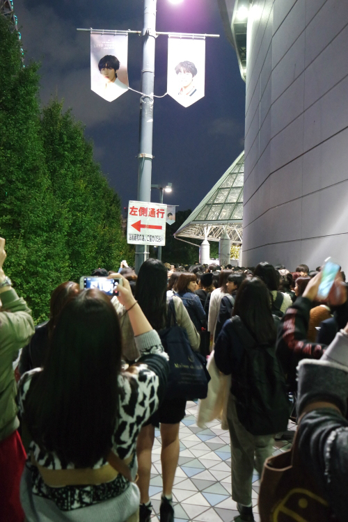 방탄소년단(BTS) 팬들이 13일 BTS의 도쿄돔 공연을 보기 위해 도쿄돔 주변에 몰려들고 있다. 도쿄=김청중 특파원
