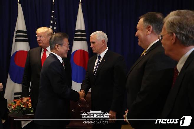 문재인 대통령과 도널드 트럼프 미국 대통령이 지난 9월24일 오후(현지시간) 미국 뉴욕 롯데뉴욕팰리스호텔 허버드룸에서 열린 한미정상회담에 앞서 마이크 펜스 부통령과 악수하고 있다. (청와대 페이스북) 2018.9.25/뉴스1