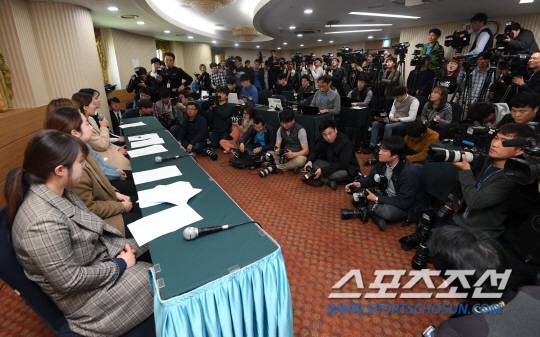컬링 전 여자 국가 대표 팀 '팀킴'이 15일 오전 서울 송파구 올림픽파크텔에서 기자회견을 가졌다. 팀 킴은 지난 8일 김경두 전 대한컬링경기연맹 부회장과 김민정 경북체육회 감독, 장반석 감독을 포함한 지도자의 비인격적인 대우와 상금 배분 등의 문제를 제기했다. 질문에 답하는 김영미의 모습. 허상욱 기자 wook@sportschosun.com/2018.11.15/