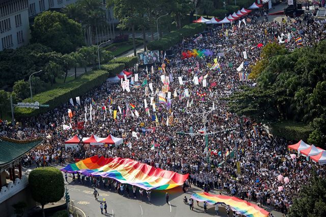 지난달 27일 동성결혼 합법화를 지지하는 시위대가 타이베이에서 열린 성소수자 퍼레이드에 참석해 시위를 벌이고 있다. 타이베이=로이터 연합뉴스