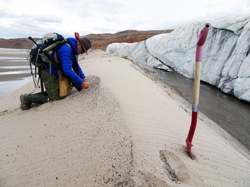 운석 충돌구에서 얼음 가장자리로 흘러나온  규사 샘플을 수집하는 크재르 박사 [출처: 스벤드 푼데르]