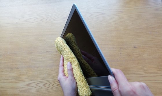 먼저 노트북을 기울여 부드러운 천으로 먼지를 쓸어 내린다.