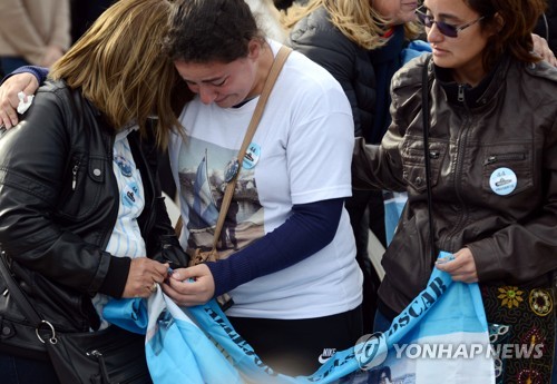 아르헨티나 잠수함 실종 1주기 추모식을 찾은 승조원 가족들 [로이터=연합뉴스]