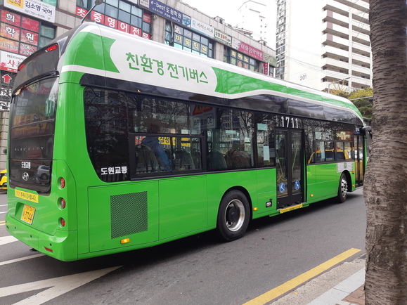 18일 친환경 전기버스가 서울 시내를 주행하는 모습