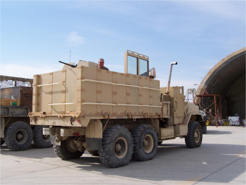 이라크전쟁 당시 미군은 트럭에 장갑판과 기관총을 장착한 건 트럭을 운용한바 있다. 미 육군 제공