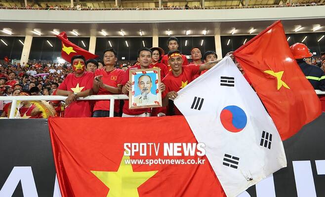 ▲ 베트남의 조별 리그 가장 중요한 경기로 여겨졌던 말레이시아전서 포착한 사진. 현지 팬들은 태극기를 들고 응원하기도 했다. 결과는 2-0 승리. ⓒ한희재 기자
