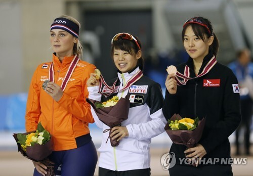 한국 스피드스케이팅 대표팀 김보름(오른쪽)이 17일 일본 홋카이도 오비히로에서 열린 2018-2019 국제빙상경기연맹(ISU) 스피드스케이팅 월드컵 1차 대회 여자 매스스타트에서 동메달을 획득한 뒤 포즈를 취하고 있다. 한국은 이번 대회를 동메달 2개로 마무리했다. [EPA=연합뉴스]