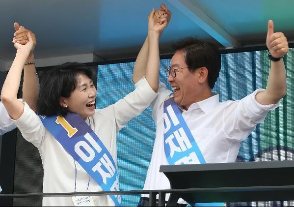 지난 6월 12일 당시 더불어민주당 이재명 경기지사 후보가 경기도 하남시 미사강변교회 앞에서 부인 김혜경씨와 유세를 펼치고 있다./조선DB