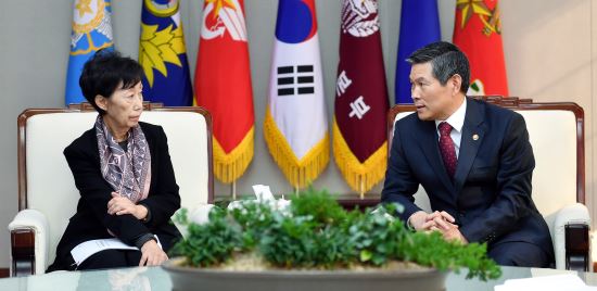 정경두 국방부 장관(오른쪽)이 19일 오후 서울 용산구 국방부 청사에서 최영애 국가인권위원장과 만나 대체복무제 도입 방안에 대해 논의하고 있다. 국방부 제공