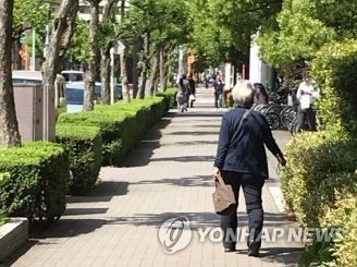 일본 도쿄의 거리에서 한 노인이 걸어가고 있다. [연합뉴스 자료사진]