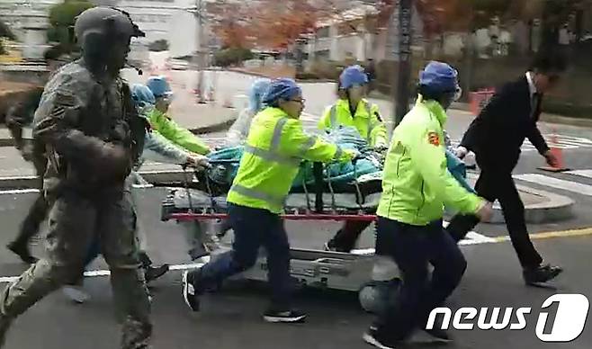 지난해 11월 경기도 수원시 아주대학교병원에 판문점 공동경비구역(JSA) 지역으로 귀순하다 북한군의 총격으로 부상 입은 귀순 북한병사가 후송되고 있다. (독자 제공)  © News1
