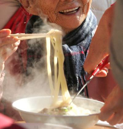 나이가 들면 신체기능이 떨어지면서 식욕이 감퇴한다. 하지만 저칼로리 고영양 음식을 섭취해야 노년기 건강을 지킬 수 있다.