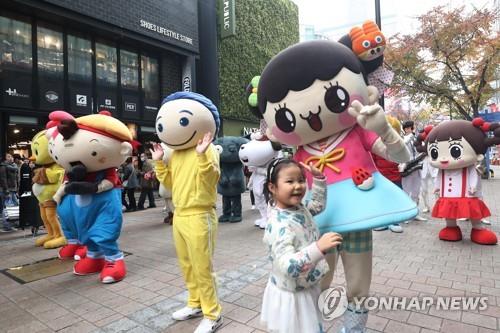 지난 11일 서울 중구 명동에서 국내 대표 애니메이션 캐릭터들이 행진하고 있다. [연합뉴스 자료 사진]