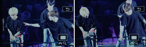 무대에서 정국이 뷔 팬을 가리키며 뷔에게 알려주고 있는 모습.