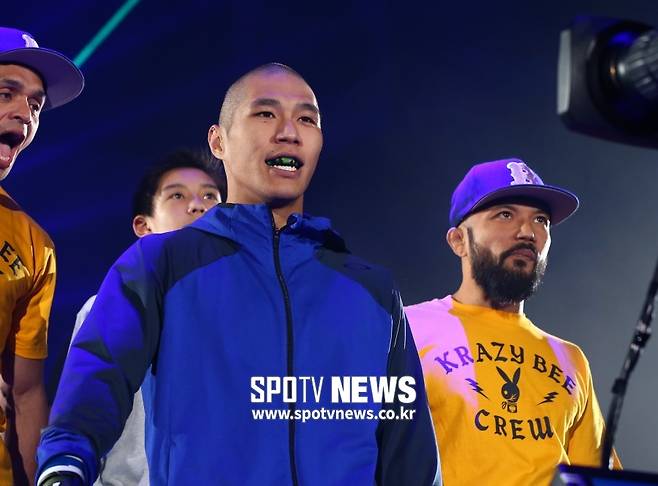 ▲ 2016년 12월 라이진 연말 이벤트에서 조카 야마모토 아센의 세컨드로 함께 입장하는 야마모토 키드 노리후미(오른쪽). 키드는 지난 9월 위암으로 갑작스레 세상을 떠났다. ⓒ라이진 제공