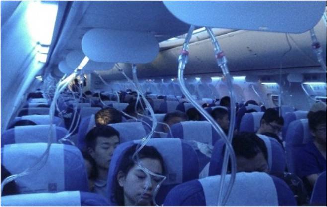 승객들이 산소호흡기를 쓰고 있다 - 트위터 갈무리