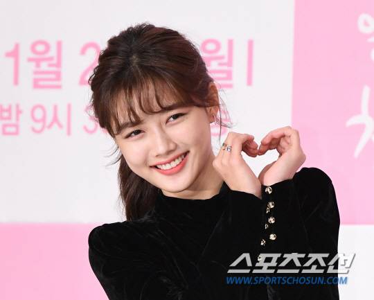 26일 오후 서울 영등포 타임스퀘어에서 JTBC 월화드라마 '일단 뜨겁게 청소하라'(연출 노종찬, 극본 한희정) 제작발표회가 열렸다. 김유정이 제작발표회에 참석해 포즈를 취하고 있다. 송정헌 기자 songs@sportschosun.com/2018.11.26/