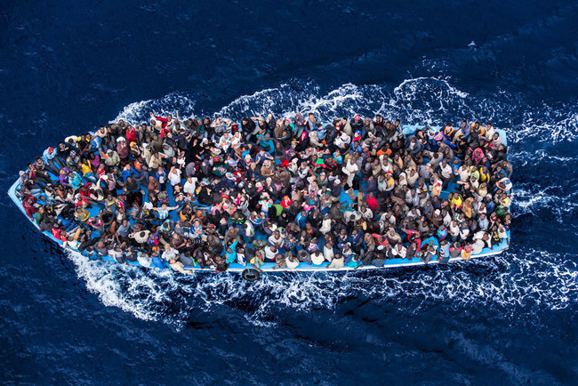 2014년 6월 아프리카 북부 해안에서 지중해를 건너 유럽으로 가려는 난민 수백명이 작은 고깃배에 발디딜 틈 없이 올라타 아슬아슬한 장면을 연출하고 있다. 이달 초 유엔난민기구(UNHCR)의 집계를 보면, 올해 들어서만 2000여명이 지중해를 건너다 조난 사고 등으로 목숨을 잃는 등 최근 5년 새에만 지중해에서 1만7500여명이 사망하거나 실종됐다. 출처 유엔난민기구