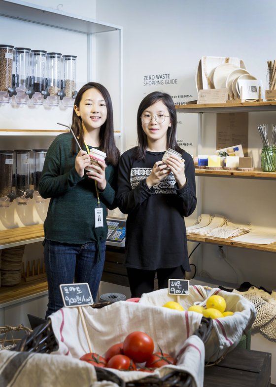 김신희 학생모델(왼쪽)과 김채린 학생기자가 쓰레기를 배출하지 않는 '제로-웨이스트'를 지향하는 그로서란트(식료품점과 식당의 합성어) '더 피커'를 방문했다.