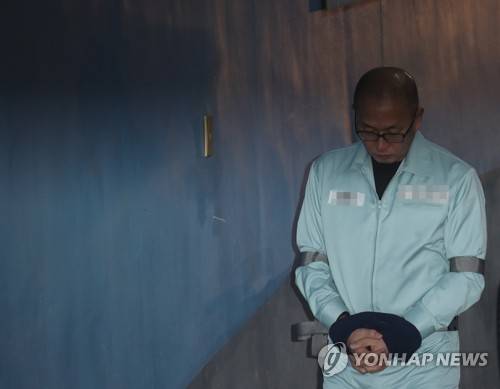 항소심 선고 출석하는 차은택 (서울=연합뉴스) 박동주 기자 = 광고사 지분 강탈 시도 등 혐의로 실형을 선고받은 광고감독 차은택 씨가 항소심 선고 공판에 출석하기 위해 18일 오전 서초구 서울고등법원으로 들어서고 있다. 2018.5.18 pdj6635@yna.co.kr (끝)