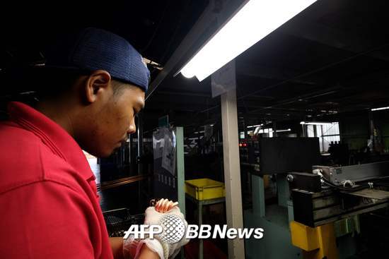 일본 나카모타에 있는 구리파이프 공장에서 인도네시아에서 온 외국인 노동자가 일하고 있다. 일본 내 제조업 분야에서 일하는 외국인 노동자는 38만6000명에 달한다. /AFPBBNews=뉴스1