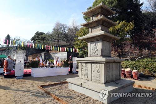 77년 타향살이 끝내고 고향에 선 국보 '산청 범학리 삼층석탑' (진주=연합뉴스) 최병길 기자 = 77년간 타향살이를 한 국보 제105호 산청 범학리 삼층석탑이 27일 국립진주박물관 야외전시장에 다시 세워져 점안식과 복원기념식이 열리고 있다. 통일신라시대인 9세기에 만든 것으로 추정되는 석탑은 일제 강점기에 수난을 겪으며 기나긴 타향살이를 해온 아픔을 안고 마침내 고향 땅에 복원돼 자리를 잡았다. choi21@yna.co.kr (끝)