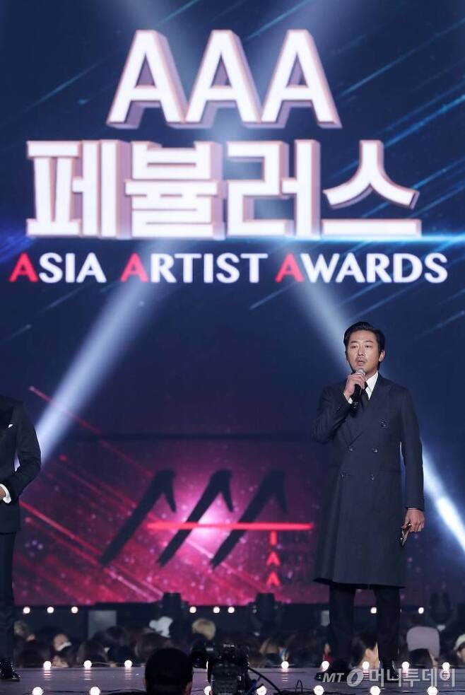 배우 하정우가 28일 오후 인천 남동체육관에서 진행된 '2018 AAA(Asia Artist Awards)' 시상식에서 AAA 페뷸러스 상을 받은 뒤 수상소감을 전하고 있다/사진=김휘선기자