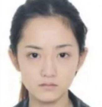 중국판 트위터인 웨이보에서 ‘가장 아름다운 사기꾼’이라는 별칭을 얻은 칭천진량(卿晨璟靓) 수배 포스터에 들어간 사진/사우스차이나모닝포스트