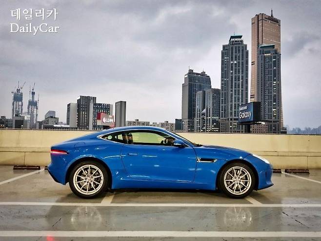 재규어 F타입 P300