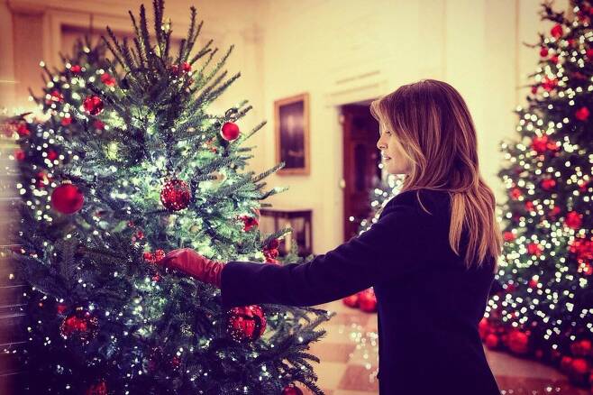 멜리니아 트럼프가 25일(현지사간) 백악관 이스트룸에서 크리스마스 장식을 살피고 있다. [사진 백악관 트위터]