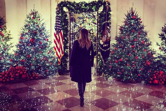 멜리니아 트럼프가 25일(현지사간) 백악관에서 크리스마스 장식을 살피고 있다. [사진 백악관 트위터]