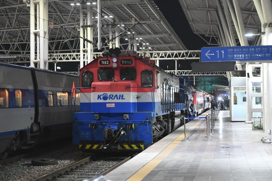 28명의 조사단원을 싣고 출발하는 남북철도 공동조사 열차.