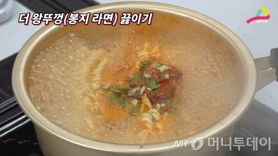 끓는 물 550ml에 면과 분말스프, 건더기스프를 넣고 4분만 더 끓이면 완.성.