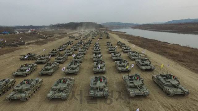 경기도 남한강가에서 진행된 육군 20기계화보병사단의 대규모 퍼레이드. K2 흑표전차를 앞세운 각종 기갑차량 수백 대의 사열은 부대 개편 및 이동으로 이제 경기도 양주군이나 강원도 홍천군에서나 펼쳐질 것으로 전망된다. ‘한국을 넘어 아시아 최강 기계화보병사단’이라는 명예도 통합된 8기계화보병사단과 통합 예정인 11기계화보병사단으로 넘어갈 것으로 보인다.