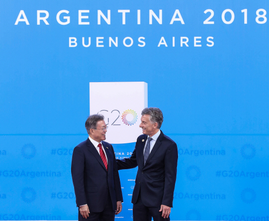 문재인 대통령과 마우리시오 마크리 아르헨티나 대통령이 30일 오전(현지시간) 아르헨티나 부에노스아이레스 코스타 살게로 센터 내 G20 리트리트 회의장 앞에서 인사하고 있다. (사진=연합뉴스)
