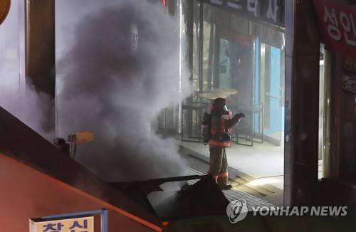 짙은 연기 속, 이어지는 인명수색 (수원=연합뉴스) 홍기원 기자 = 지난달 30일 오후 경기도 수원시 골든프라자 화재 현장에서 소방대원들이 인명수색을 벌이고 있다. xanadu@yna.co.kr (끝)