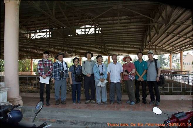 2015년 1월 유리구슬을 찾아 나선 한국 답사단이 현지에서 우연히 만난 베트남 학자들과 기념사진을 찍었다. 왼쪽 넷째가 권오영 교수. 최종택(오른쪽 끝) 고려대 교수 제공