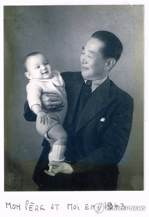 독립운동가 홍재하의 해방 전 프랑스에서의 모습. 안고 있는 아기가 차남 장자크 홍 푸안 씨다. 사진 하단에 '아버지와 나 1943년'이라고 적혀 있다.   [장자크 홍 푸안 제공=연합뉴스 자료사진]