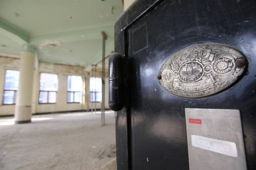 목포 구 화신연쇄점 (목포=연합뉴스) 박상현 기자 = 등록문화재 제718호인 목포 근대역사문화공간의 '구 화신연쇄점' 내부. 다케우치(竹內)라는 상징이 붙은 금고가 남아 있다.