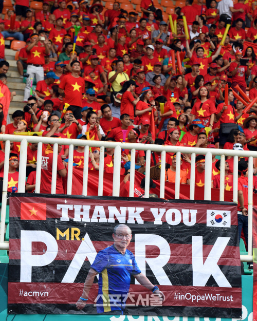 베트남 관중이 지난 8월29일 아시안게임 준결승 한국전에서 박항서 감독 대형 사진을 내걸면서 응원하고 있다. 보고르 | 최승섭기자