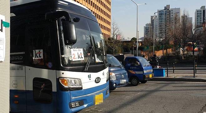 6일 서울 마포구 케이티(KT) 아현국사 앞 도로에 케이티에서 직원들에게 제공한 ‘셔틀버스’가 서 있다. 사진 이정규 기자