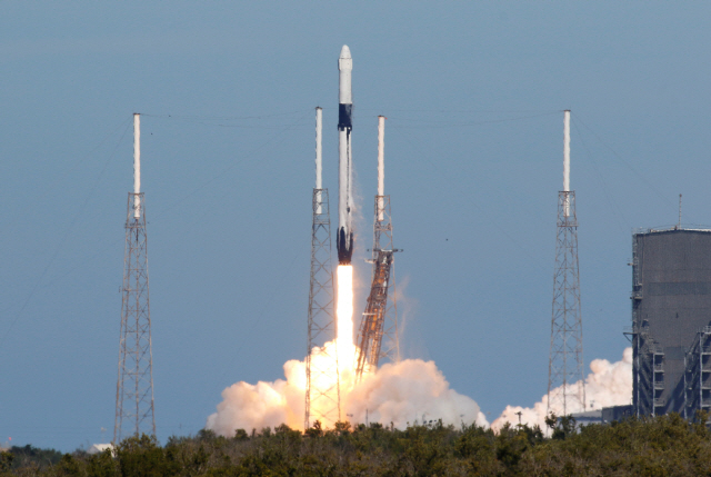 스페이스X의 로켓 ‘팰컨9’이 5일(현지시간) 미국 플로리다주 케이프 커내버럴 공군기지에서 발사되고 있다. /케이프 커내버럴=로이터연합뉴스